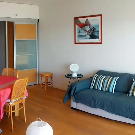 Pour 4/5 Personnes, Les Pieds Dans L'eau *