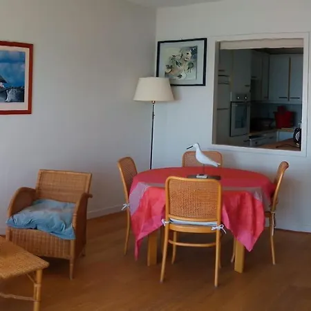 Pour 4/5 Personnes, Les Pieds Dans L'eau